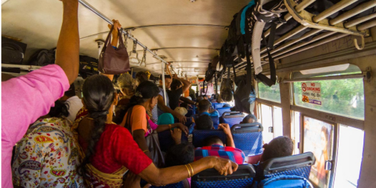 யாழில் பேருந்தில் அரச உத்தியோகஸ்தரான பெண்ணிடம் சேட்டை விட்டவருக்கு நேர்ந்த கதி!