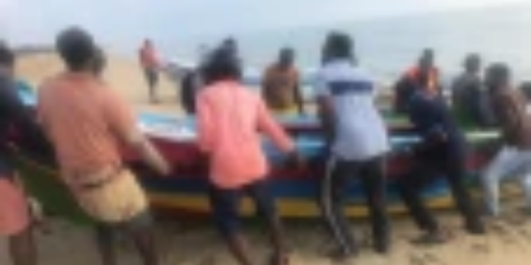 முல்லைத்தீவில் சட்டவிரோத கடற்தொழிலில் ஈடுபட்ட  9 பேர் கைது!