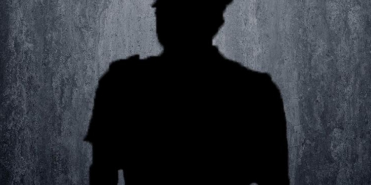 காதலி மீது சந்தேகத்தால் பொலிஸ் அதிகாரி மீது தாக்குதல்!