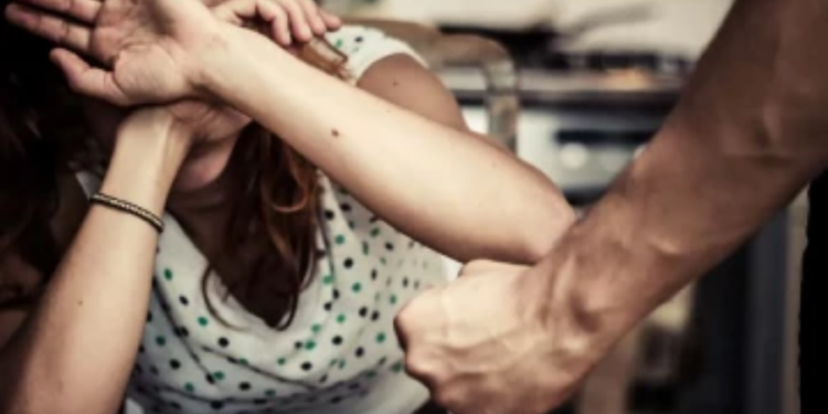 மனைவியை பின் தொடர்ந்து சென்று கொடூர செயலில் ஈடுபட்ட கணவன்