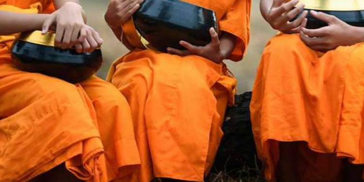 இளம் பிக்குவை பாலியல் துஷ்பிரயோகம் செய்த பிக்குகள் தப்பி ஓட்டம்!