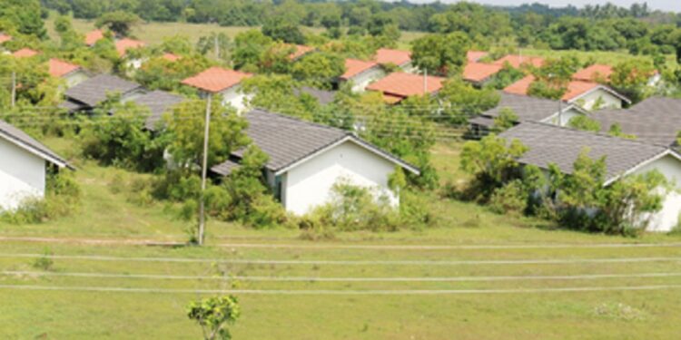 வீட்டுத்திட்ட இறுதிப் பட்டியலை காட்சிப்படுத்த கோரும் அமைச்சர் டக்ளஸ்