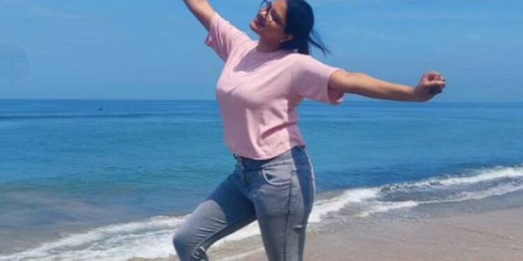 இலங்கையில் விடுமுறையை கொண்டாடும்  பிக்பாஸ் புகழ் ரச்சிதா மகாலட்சுமி.