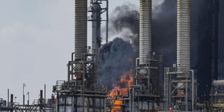 அமெரிக்காவின் இரசாயன ஆலையில் திடீர் தீ விபத்து!