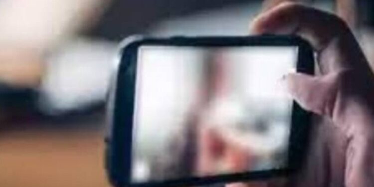 ஆபாசமாக புகைப்படம் எடுப்போருக்கு எதிராக சட்ட நடவடிக்கை