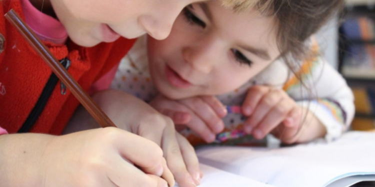 முள்ளிவாய்க்காலில் பலரையும் வியக்க வைத்த ஆசிரியரின் செயல்!