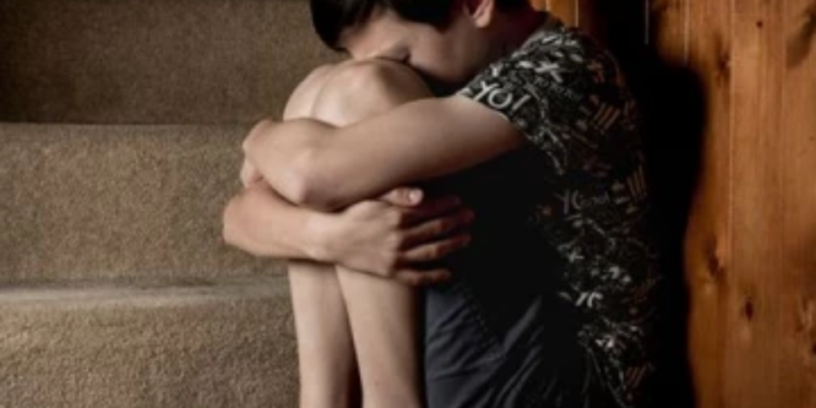 பாடசாலை உபகரணங்கள் வாங்கி தருவதாக கூறி துஷ்பிரயோகத்திற்கு உட்படுத்தப்பட்ட 13 வயது சிறுவன்