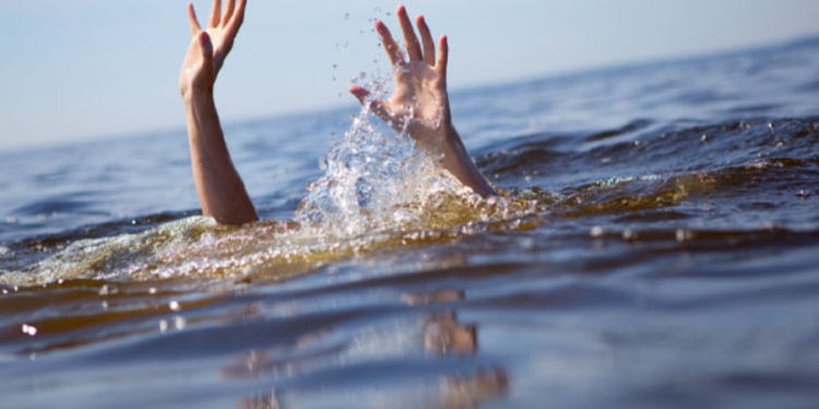 நண்பர்களுடன் நீராட சென்ற மாணவன் மாயம்