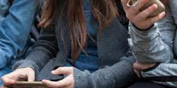 பாடசாலைகளில் அலைபேசி பயன்பாட்டுக்கு தடை விதிக்க கோரிக்கை!