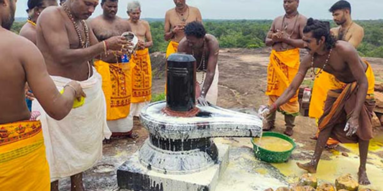 வவுனியா வெடுக்குநாறிமலை ஆதிலிங்கேஸ்வரர் ஆலயத்தின் பூசாரியார் மற்றும் ஆலயநிர்வாக உறுப்பினர் கைது!