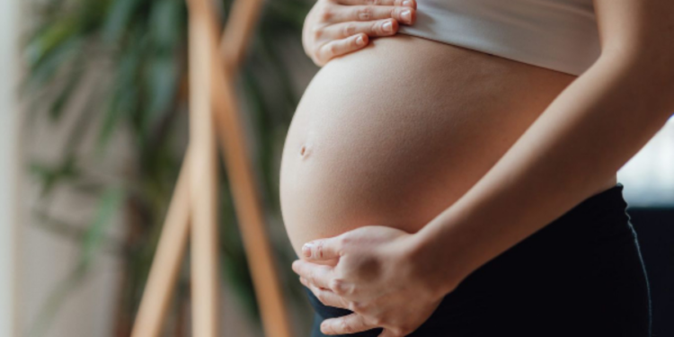 தாயின் உதவியுடன்  கர்ப்பமடைந்த சிறுமி