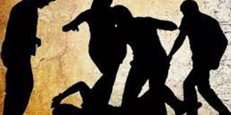 இரு குழுக்களுக்கு இடையில் ஏற்ப்பட்ட மோதலால் துண்டாடப்பட்ட கால்