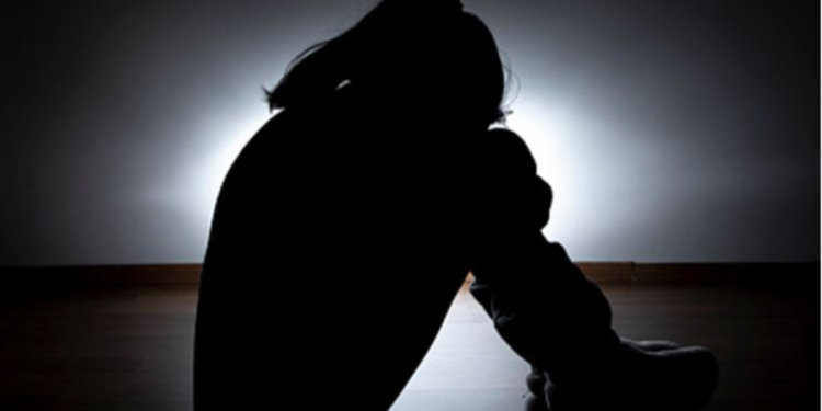 தாயார் வெளிநாடு சென்ற நிலையில் பெற்ற மகளை வன்புணர்வுக்கு உட்படுத்திய தந்தை