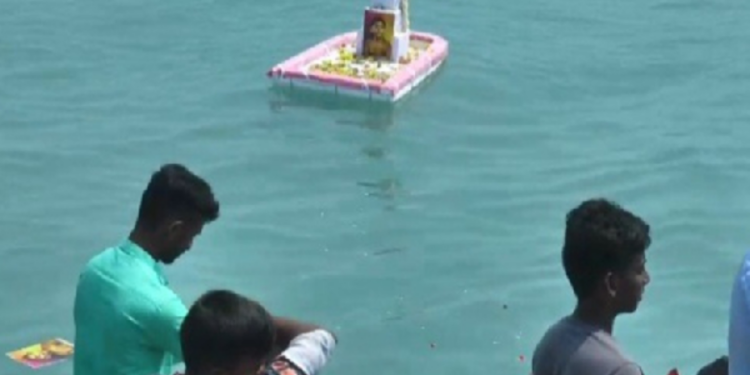 இன்றைய தினம் பலரையும் நெகிழ வைத்த பாலச்சந்திரனின் புகைப்படம்