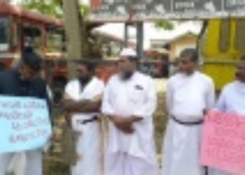 யாழில் மலையக மக்களுக்கு ஆதரவாக ஆர்ப்பாட்டத்தில் ஈடுபடும் மக்கள்