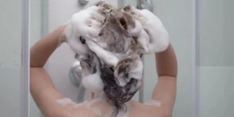 யாழில் குளித்துக் கொண்டிருந்த குடும்ப பெண்ணிடம் மோசமாக நடந்து கொண்ட மாணவன்