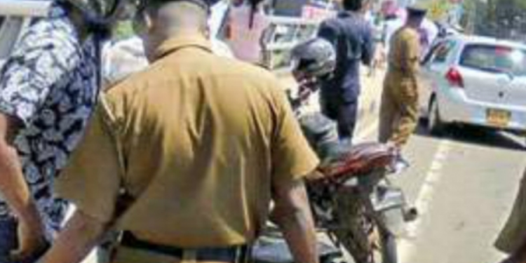 கடவுச் சீட்டு அலுவலகத்திற்கு முன்னால் 16 சந்தேகநபர்கள் கைது!