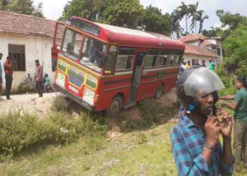 யாழ் வட்டுக்கோட்டையில் வயலுக்குள் பாய்ந்த பேருந்து!