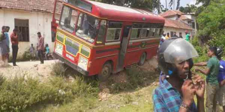 யாழ் வட்டுக்கோட்டையில் வயலுக்குள் பாய்ந்த பேருந்து!