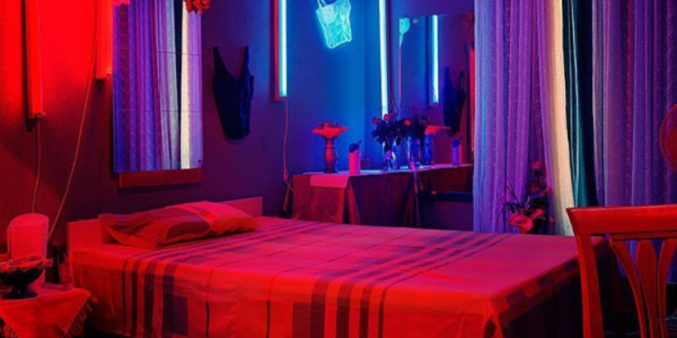 நடமாடும் விபச்சார நிலையம் நடாத்திய நபர்கள் கைது!