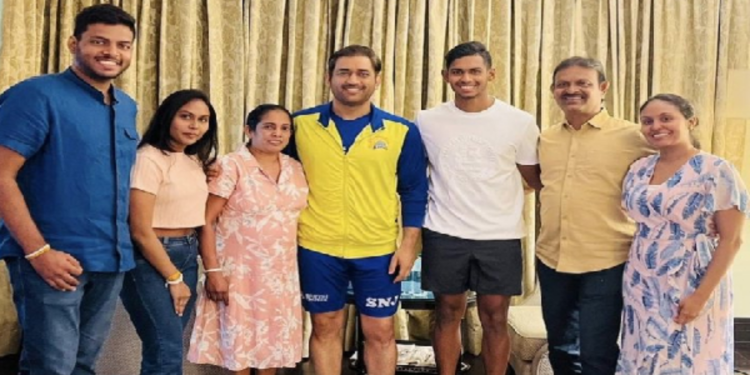 இலங்கை கிரிக்கெட் வீரரை சந்தித்த மகேந்திர சிங் தோனி