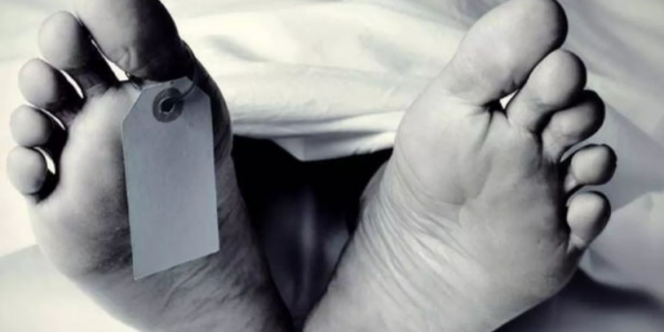 மது போதையின் மனைவியை அலவாங்கால் குத்தி கொலை செய்த கணவன்