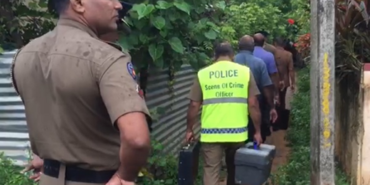 தனது பாட்டியின் கழுத்தை அறுத்து சடலத்தை காட்டுக்குள் வீசிய பேரன்