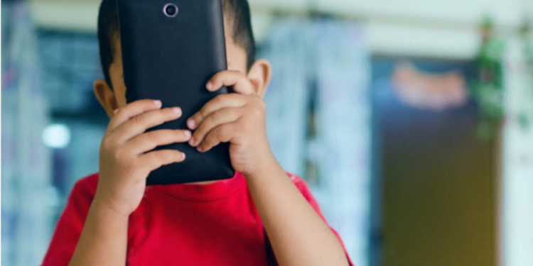 தந்தை தற்கொலை செய்வதை வீடியோ எடுத்த மகன்