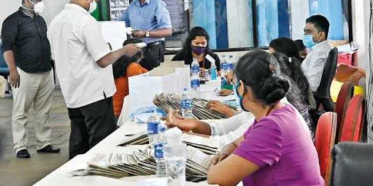 இலங்கையில் உள்ள  70 அரச அதிகாரிகள் தொடர்பில் வெளியாகிய அதிர்ச்சி தகவல்