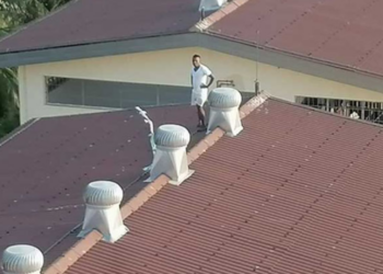 யாழில் சிறைச்சாலை கூரைக்கு மேலேறி உண்ணாவிரத போராட்டத்தில் ஈடுபட்டுள்ள கைதி!