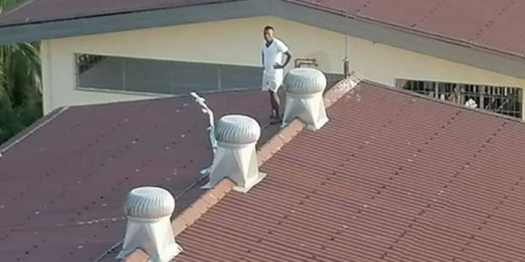 யாழில் சிறைச்சாலை கூரைக்கு மேலேறி உண்ணாவிரத போராட்டத்தில் ஈடுபட்டுள்ள கைதி!