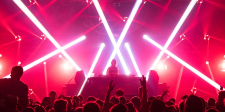 கொழும்பில் பெண்களால் இரு ஆண்களுக்குள் மோதல்!