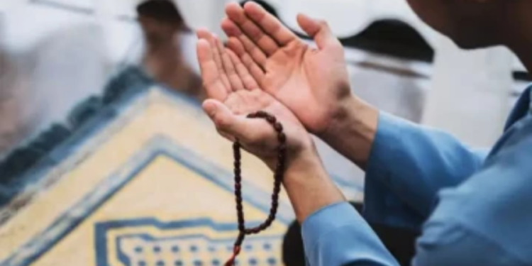 தொழுகைக்கு சென்று வீடு திரும்பிய மாணவன் மீது தாக்குதல்!