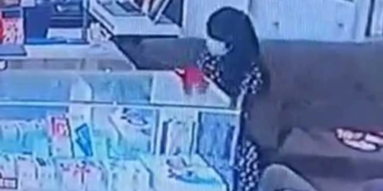 அங்காடி ஒன்றில் திருட்டில் ஈடுபட்ட பெண்!