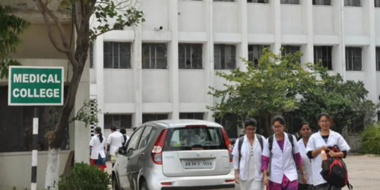 இந்தியாவில் மருத்துவக் கல்லூரிகளுக்கு ஏற்ப்பட்டுள்ள சிக்கல்!