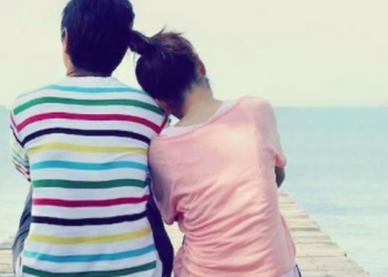 யாழில் பிரபல வர்த்தகரின் மகளான பதின்ம வயது பாடசாலை மாணவியின் கட்டிலுக்கு அடியில் பதுங்கியிருந்த பல்கலை மாணவன்