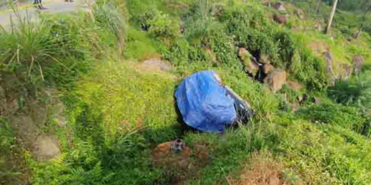 பொலிஸ் வாகனம் குப்பற கவிழ்ந்ததில் மூவர் வைத்தியசாலையில் அனுமதி!