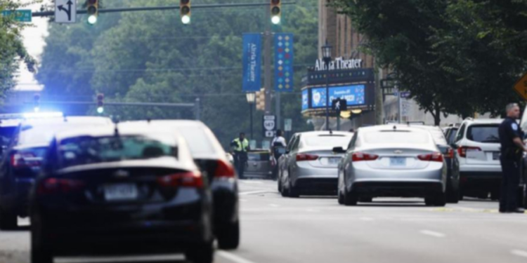 பட்டமளிப்பு விழாவில் நிகழ்ந்த துப்பாகிச்சூட்டில் தந்தையும் மகனும் உயிரிழப்பு!