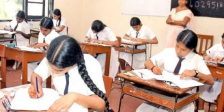 பரீட்சை கண்காணிப்பாளர் ஒருவர் திடீரென உயிரிழப்பு!