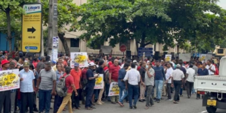 கொழும்பில்  ஆர்ப்பாட்டத்தில் ஈடுபடும் மக்கள்