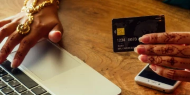 அவுஸ்ரேலியாவில் இருந்து வந்த முதியவரிடம் மோசடியில் ஈடுபட்ட 24 வயது யுவதி கைது!