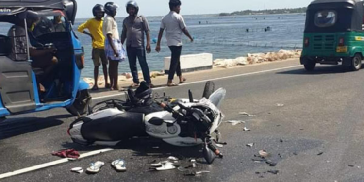 யாழ் பண்ணைப் பகுதியில் இடம்பெற்ற கோர விபத்தில் இருவர் படுகாயம்!