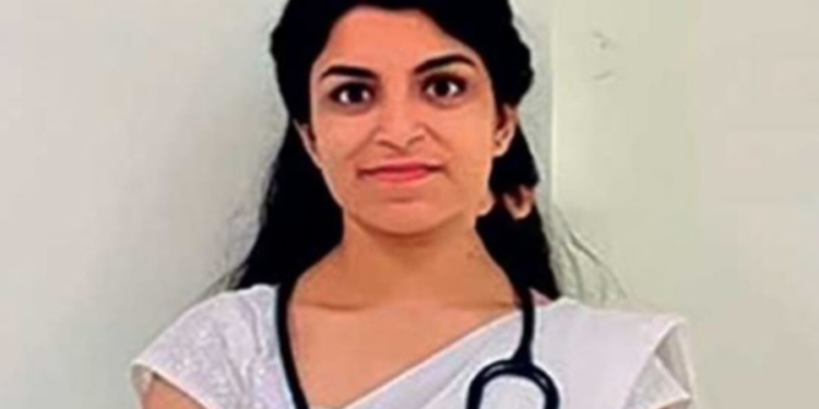 மருத்துவராகி கிளிநொச்சிக்கு பெருமை சேர்த்த பாடசாலை மாணவி!