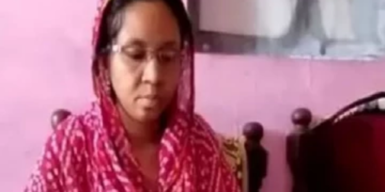 மூன்று குழந்தைகள் பெற்றதற்காக பணி நீக்கம் செய்யப்பட்ட பெண் ஆசிரியர்