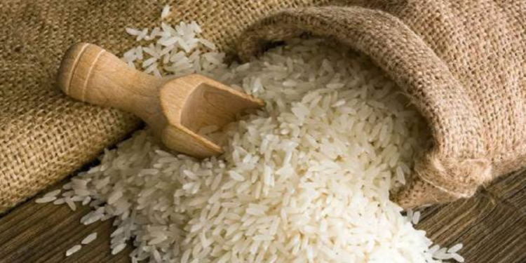 அத்தியாவசிய உணவுப் பொருட்களை அதிக விலைக்கு விற்பனை செய்தவர்கள் மீது பாய்ந்த சட்டம்!