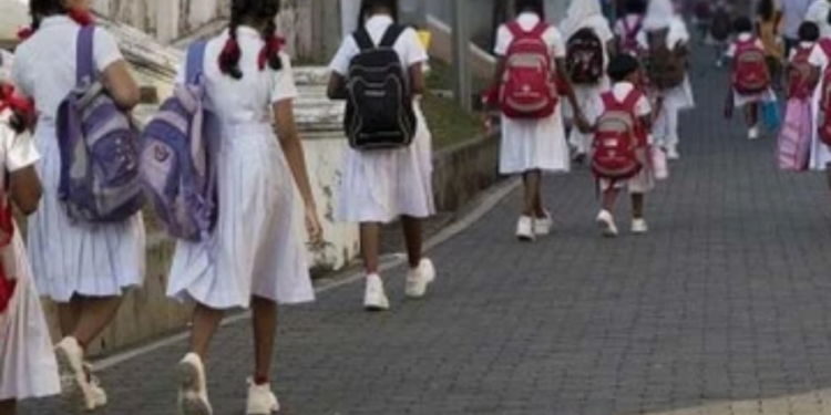 பாடசாலை மாணவியை கத்தியால் குத்திய மாணவன்