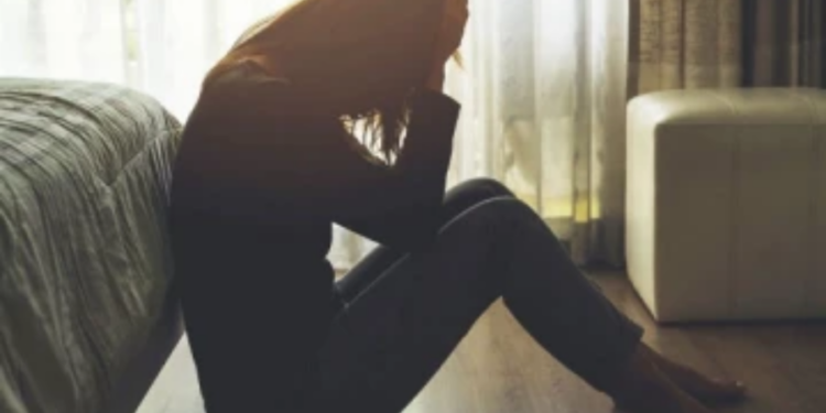 காதல் தோல்வியால் வீட்டிற்கு தீ வைத்து தற்கொலைக்கு முயன்ற யுவதி!