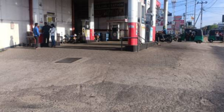 மீண்டும் எரிபொருள் வரிசையில் காத்திருக்கும் மக்கள்