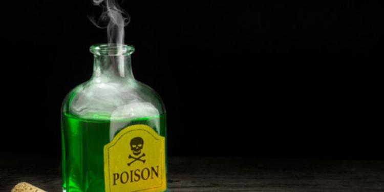 பொலிஸ்  தலைமையகத்தில் விசம் அருந்திய பெண்!