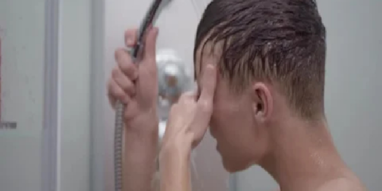 பிரான்ஸ் குளியலறையில் தொலைபேசி பயன்படுத்திய சிறுவனுக்கு நேர்ந்த சோகம்